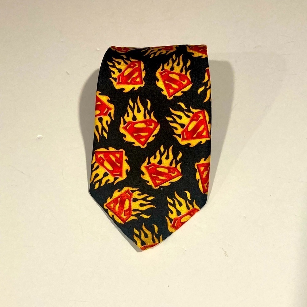 Warner Brothers Superman Logo Tie - Picture 4 of 5